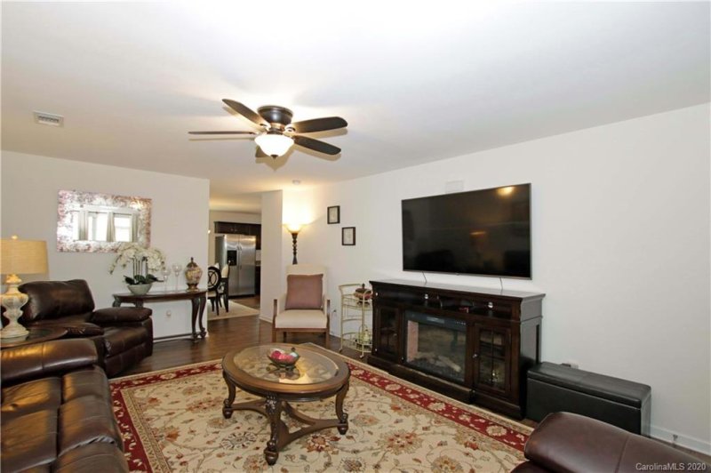 Property image 4 at 5936 Sanders Farm Lane, Charlotte, NC 28216