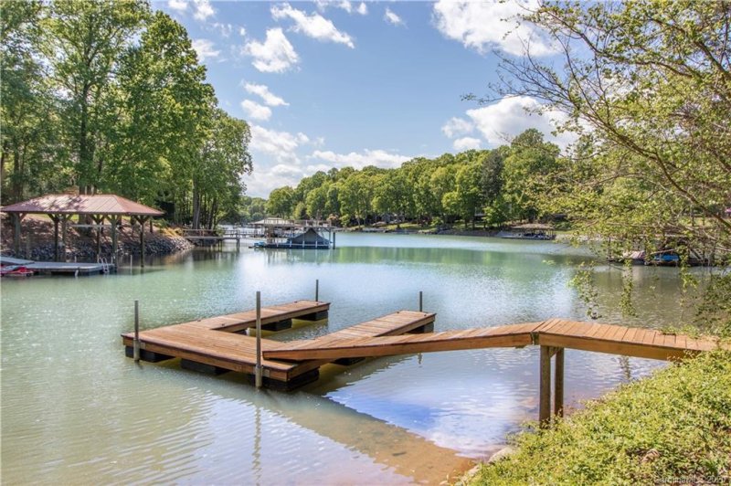 Property image 3 at 135 Holt Lane, Mooresville, NC 28117