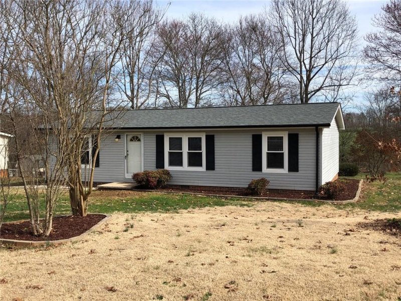 Property image 2 at 3408 Stony Brook Circle, Newton, NC 28658