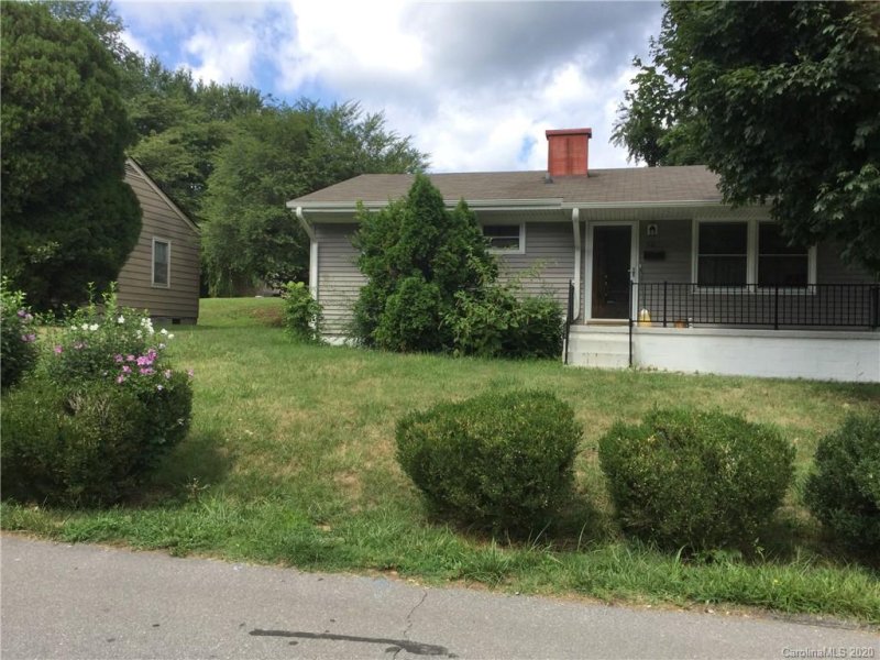 Property image 2 at 10 W Chapel Circle, Asheville, NC 28803