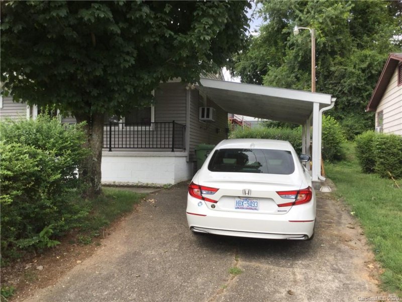 Property image 3 at 10 W Chapel Circle, Asheville, NC 28803