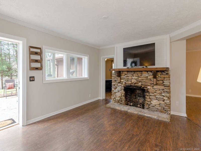 Property image 3 at 2409 E Morningside Drive, Hendersonville, NC 28791