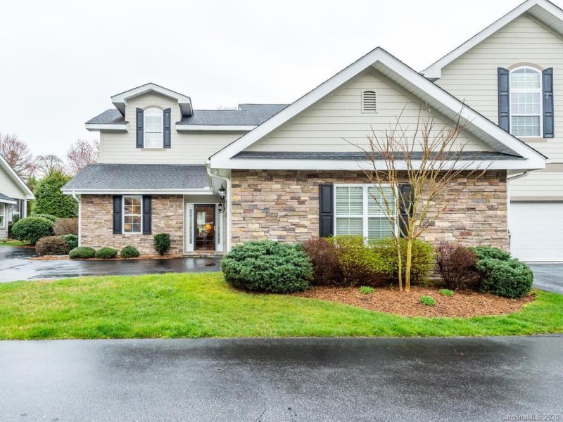 Property image 2 at 224 Towne Place Drive, Hendersonville, NC 28792