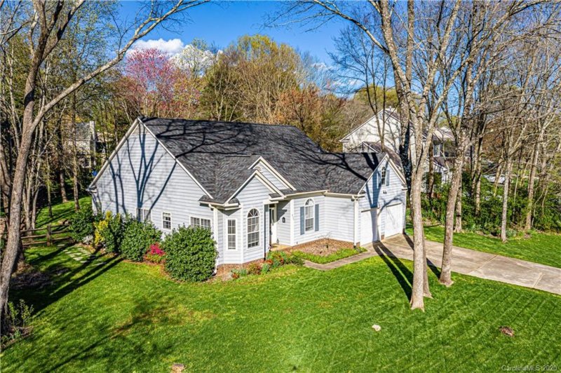 Property image 2 at 635 Oakbluff Circle, Charlotte, NC 28216