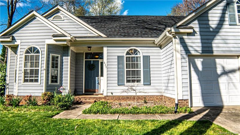 Property image 3 at 635 Oakbluff Circle, Charlotte, NC 28216