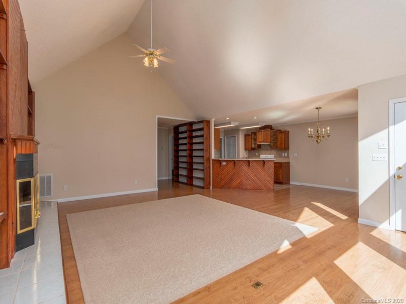 Property image 4 at 6 Silverstone Drive, Asheville, NC 28805