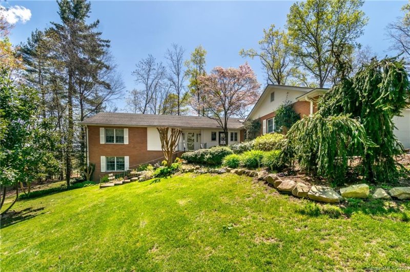 7 Greenbriar Woods Circle