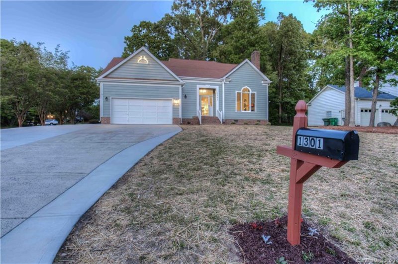 Property image 2 at 1301 Long Paw Lane, Charlotte, NC 28214