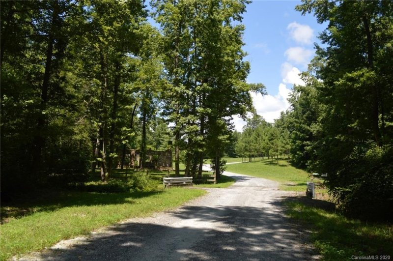 Property image 3 at 54 Stone Cottage Lane, Landrum, SC 29356