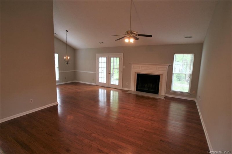 Property image 3 at 10527 Queensmead Circle, Charlotte, NC 28273