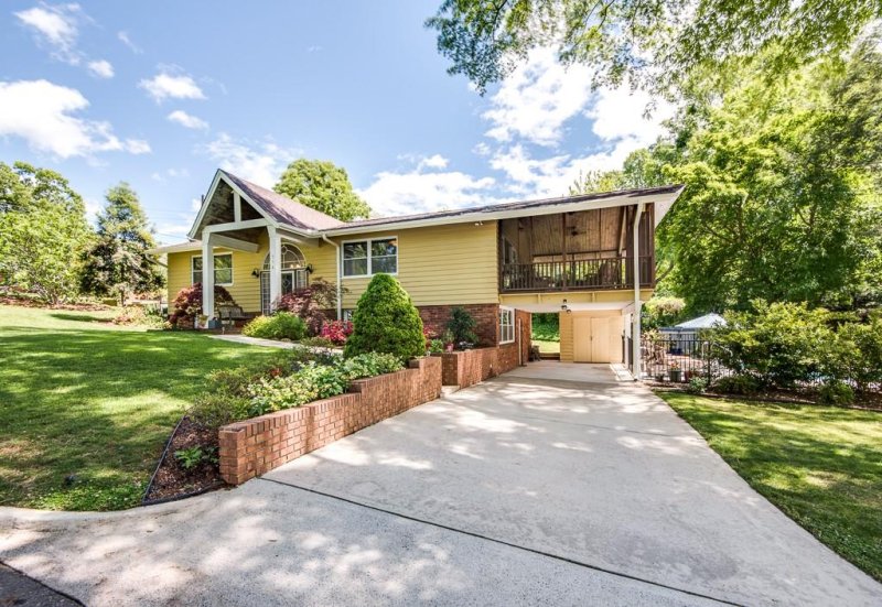 Property image 3 at 556 10th Street Drive, Hickory, NC 28601