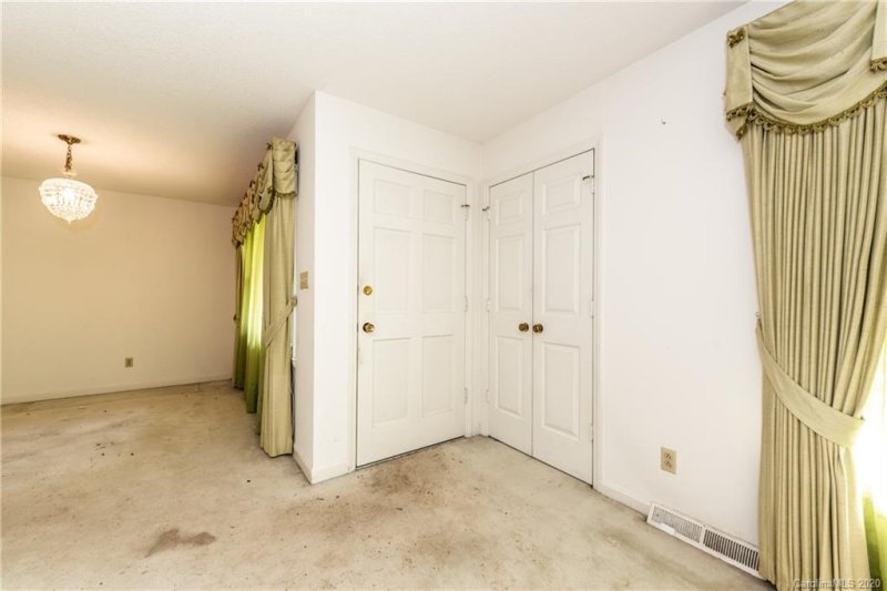 Property image 3 at 2900 Westerwood Drive, Charlotte, NC 28214