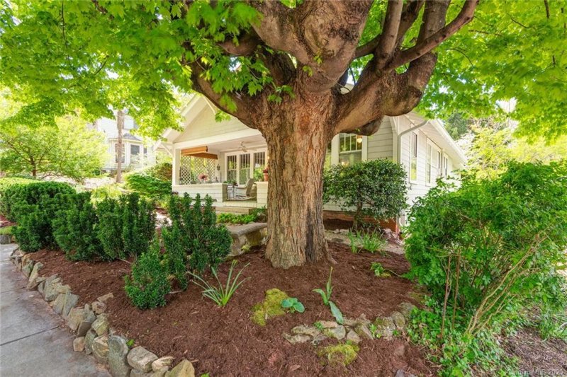 Property image 2 at 2 Woodlawn Avenue, Asheville, NC 28801