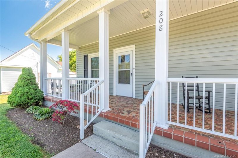 Property image 2 at 208 Catawba Avenue, Hickory, NC 28601