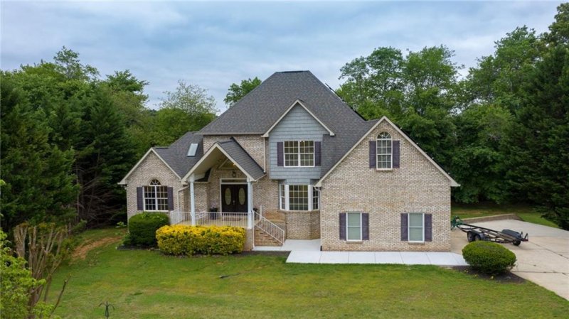 Property image 2 at 1801 Twin Ponds Drive, Hickory, NC 28602