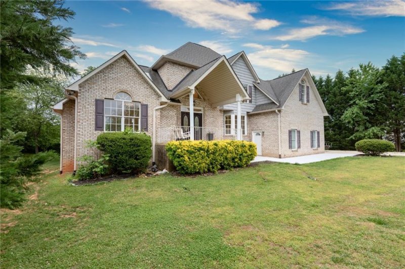 Property image 4 at 1801 Twin Ponds Drive, Hickory, NC 28602