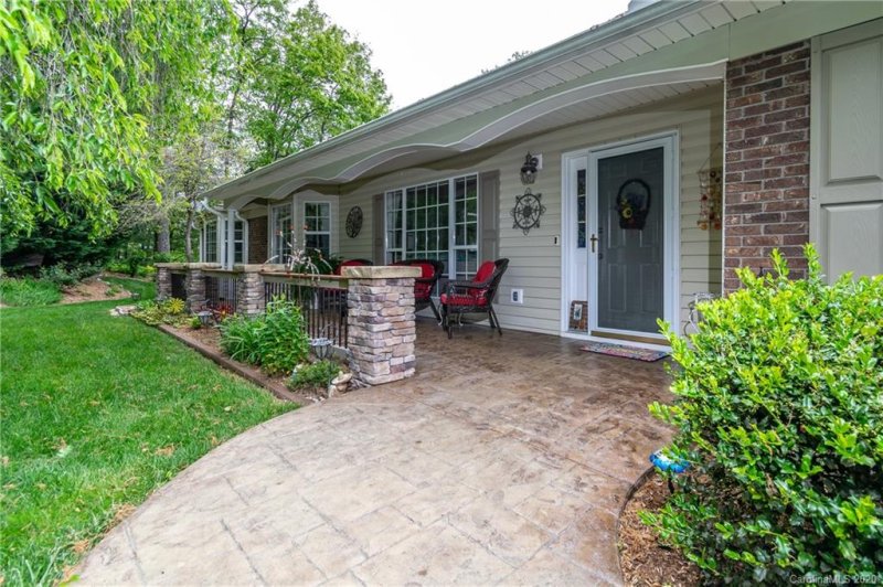 Property image 2 at 432 Hunters Glen Lane, Hendersonville, NC 28739