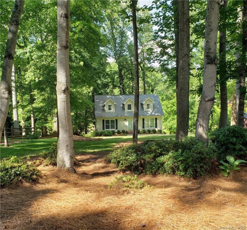 Property image 2 at 129 Crystal Circle, Mooresville, NC 28117