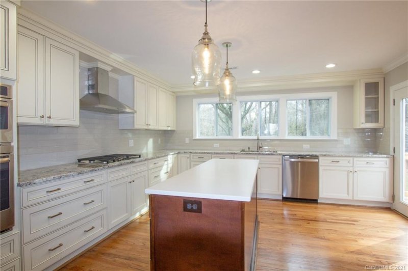 Property image 3 at 1111 Greentree Drive, Charlotte, NC 28211