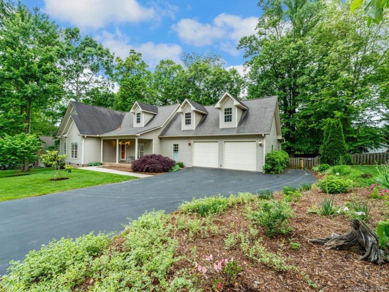 Property image 3 at 24 Helen Holcombe Way, Candler, NC 28715