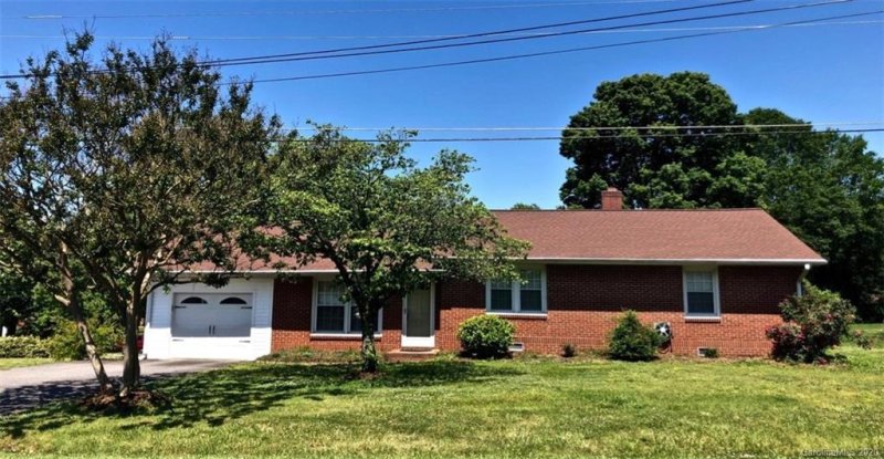 Property image 3 at 2815 20th Street Lane, Hickory, NC 28601