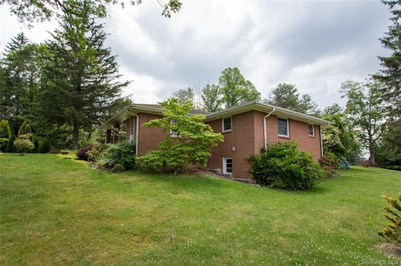 Property image 2 at 3141 Wesley Way, Hendersonville, NC 28792