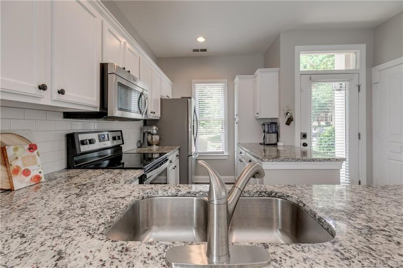 Property image 3 at 1005 Park West Drive, Charlotte, NC 28209