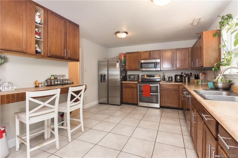 Property image 2 at 451 Presidents Court, Charlotte, NC 28217