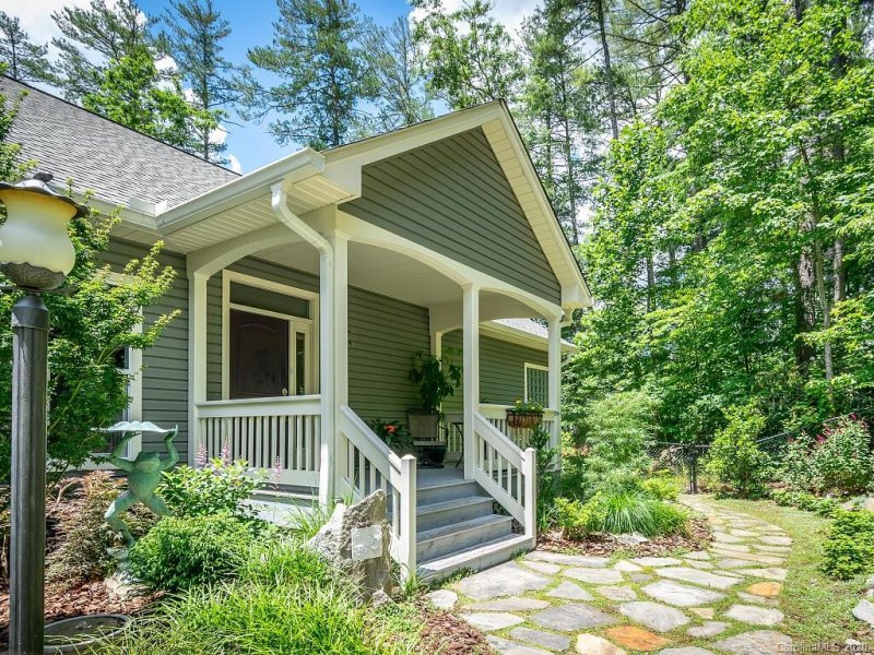 Property image 4 at 102 Virginia Avenue, Hendersonville, NC 28739