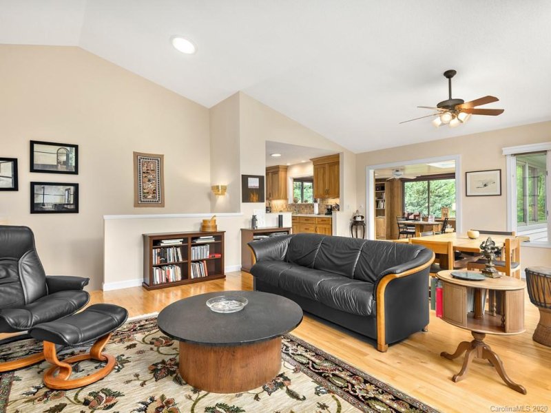 Property image 3 at 8 Brody Trail, Asheville, NC 28804