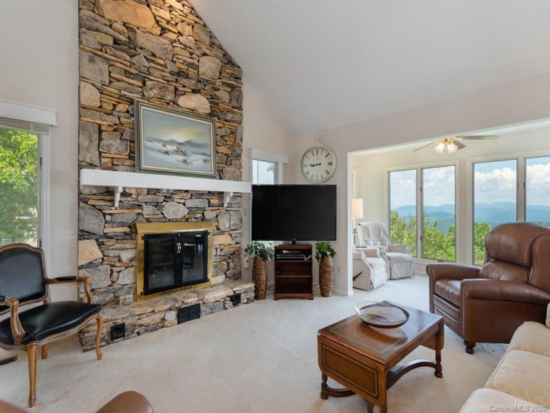 Property image 3 at 303 Fleetwood Plaza, Hendersonville, NC 28739