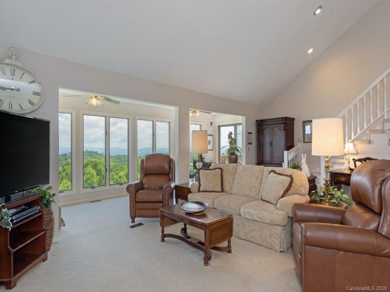 Property image 4 at 303 Fleetwood Plaza, Hendersonville, NC 28739