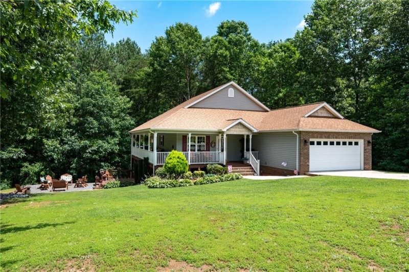 Property image 3 at 5106 Hanging Rock Court, Hickory, NC 28601