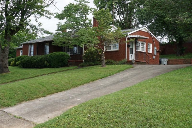 Property image 2 at 1024 Pennton Avenue, Lenoir, NC 28645