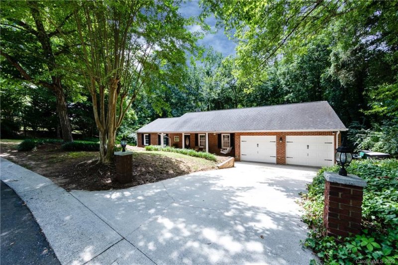 Property image 2 at 7136 Hillside Lane, Charlotte, NC 28226