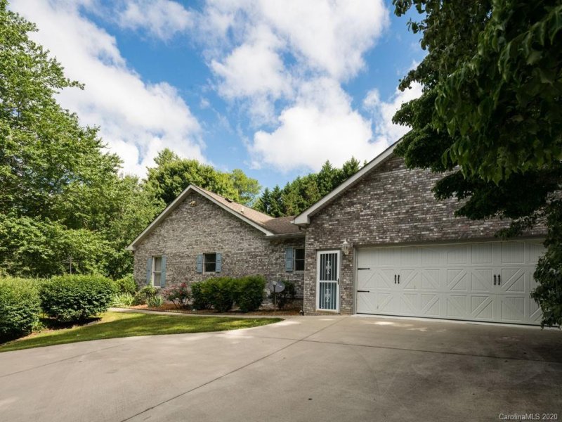 Property image 4 at 4 Riding Gate Road, Hendersonville, NC 28791