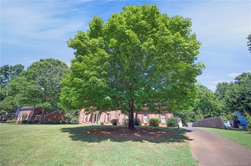 Property image 3 at 8816 Glencroft Road, Mint Hill, NC 28227