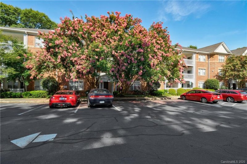 Property image 3 at 5601 Fairview Road, Charlotte, NC 28209