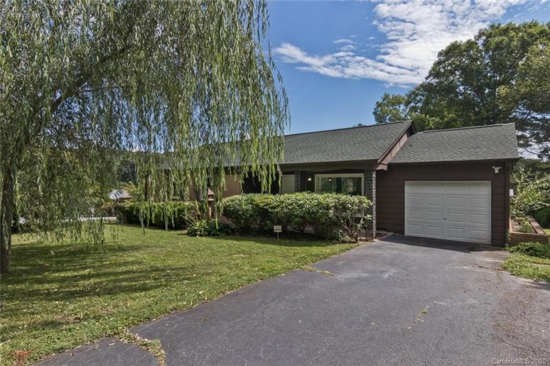 Property image 4 at 422 Comet Drive, Hendersonville, NC 28791