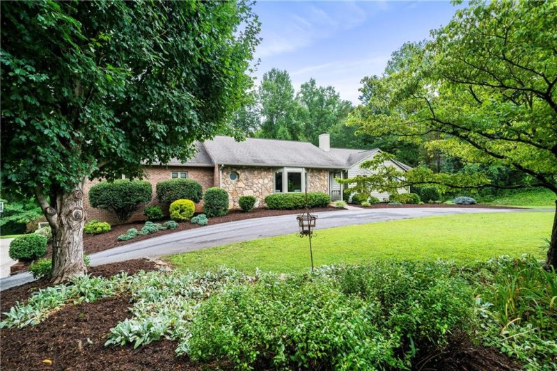 Property image 2 at 1068 15th Avenue, Hickory, NC 28601