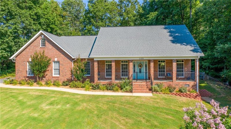 1121 Waterford Drive