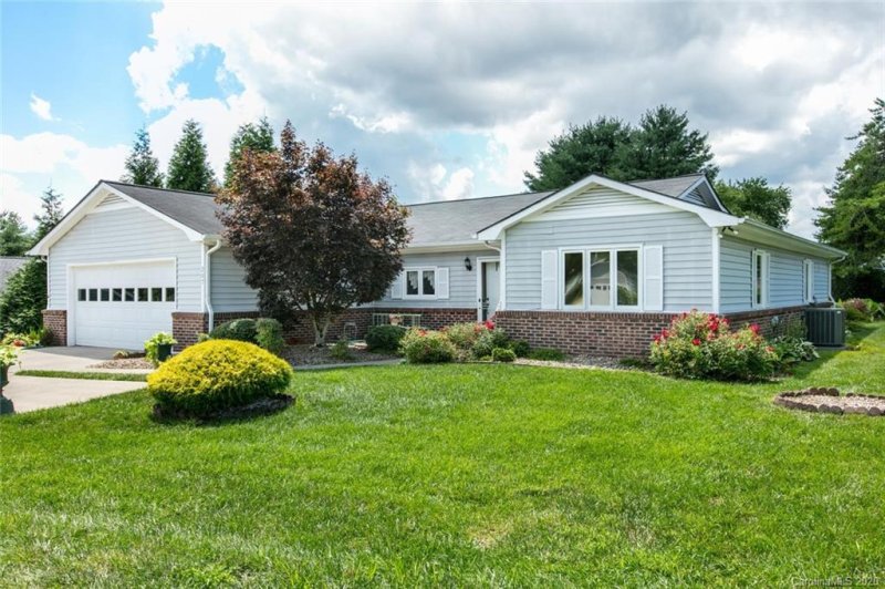 Property image 2 at 207 Dartcrest Drive, Hendersonville, NC 28792