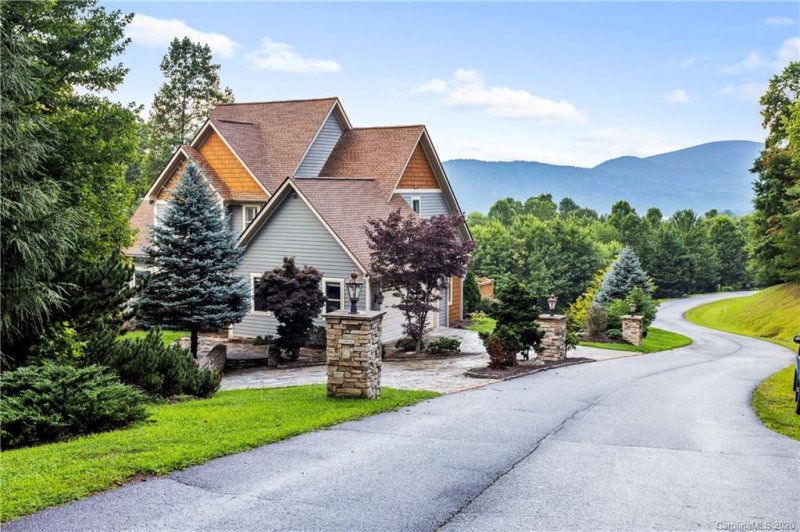 Property image 2 at 640 Grand Oaks Drive, Hendersonville, NC 28792