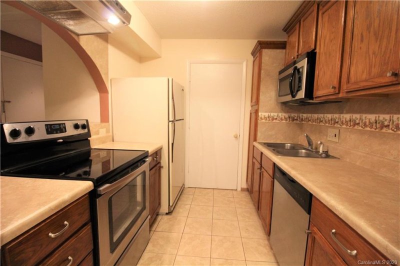 Property image 5 at 5012 Sardis Road, Charlotte, NC 28270