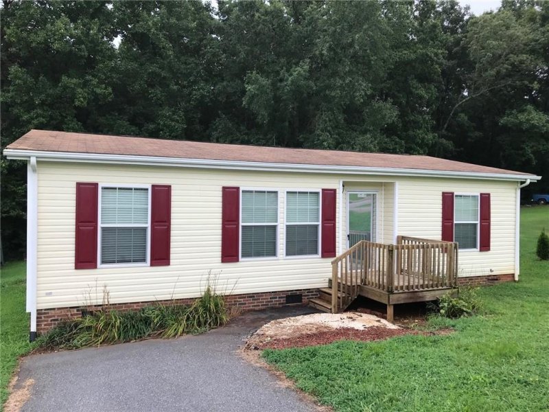 Property image 3 at 2202 Sterling Ridge Drive, Newton, NC 28658