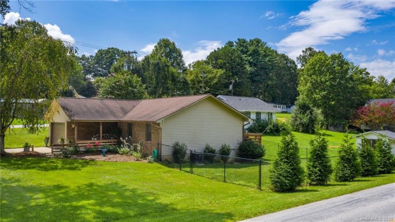 Property image 2 at 2 Lakewood Road, Hendersonville, NC 28792