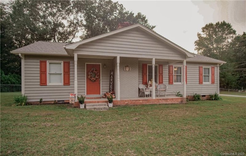 Property image 2 at 305 Deal Avenue, Conover, NC 28613