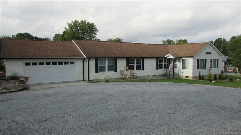 Property image 2 at 11 N Marjorie Lane, Hendersonville, NC 28792