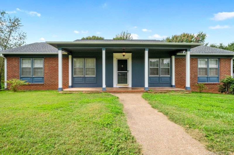 Property image 2 at 2513 Pinoak Drive, Hickory, NC 28602