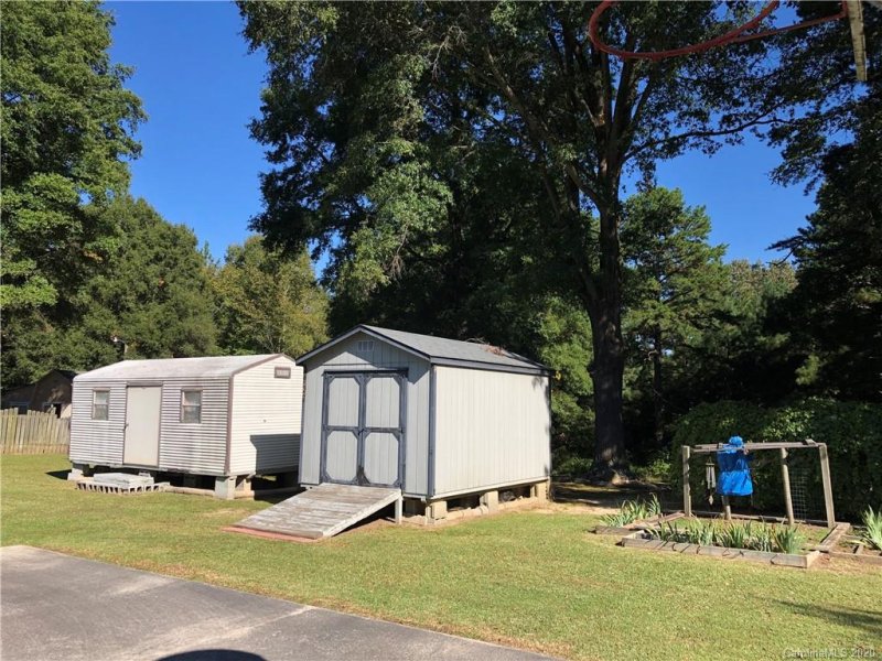 Property image 3 at 421 Catawba Circle, Matthews, NC 28104